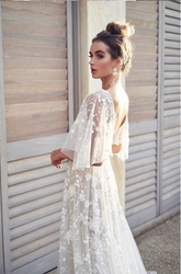 Langärmliges bodenlanges Damenkleid mit hoher Taille